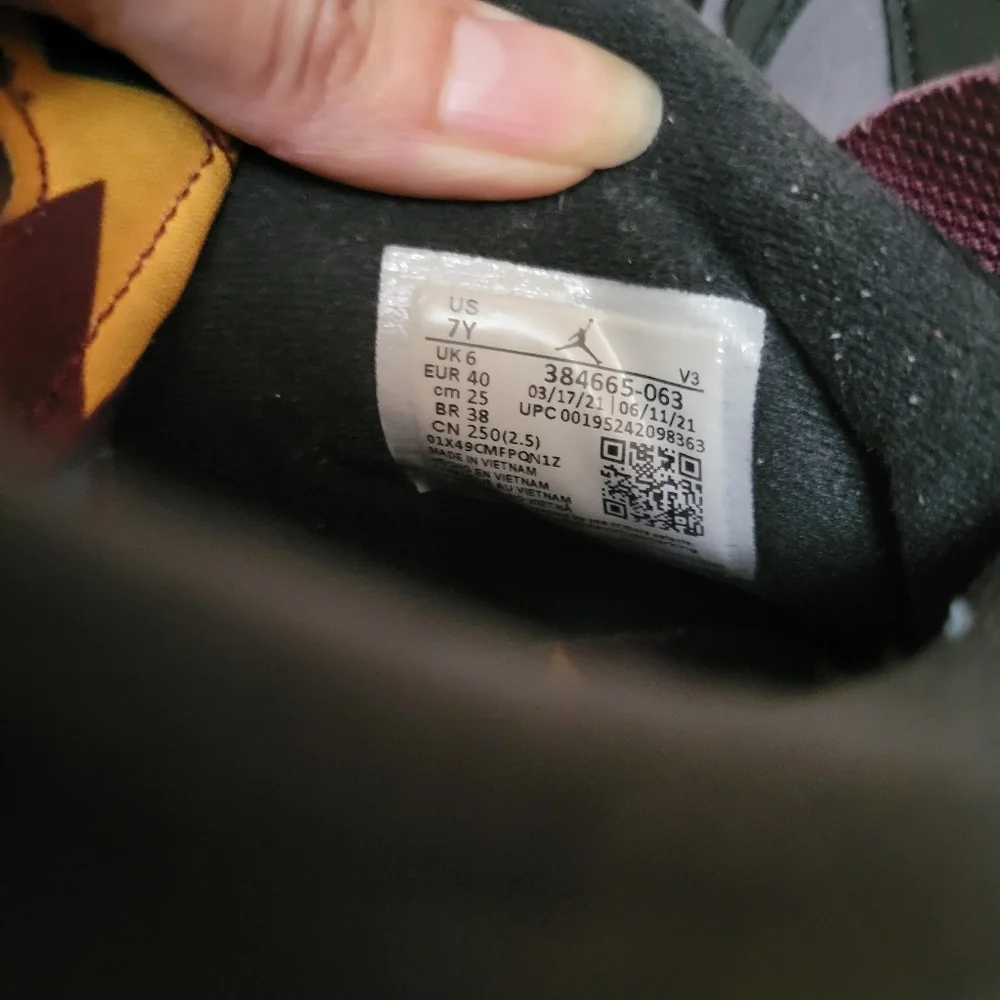 Air Jordan's 6 Retro Bordeaux Sneakers‎ EUC